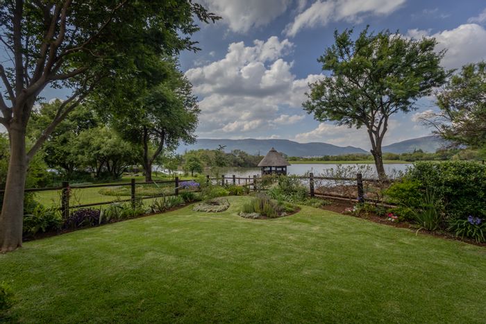 For Sale: Townhouse in The Coves with amenities, gardens, and lake access.