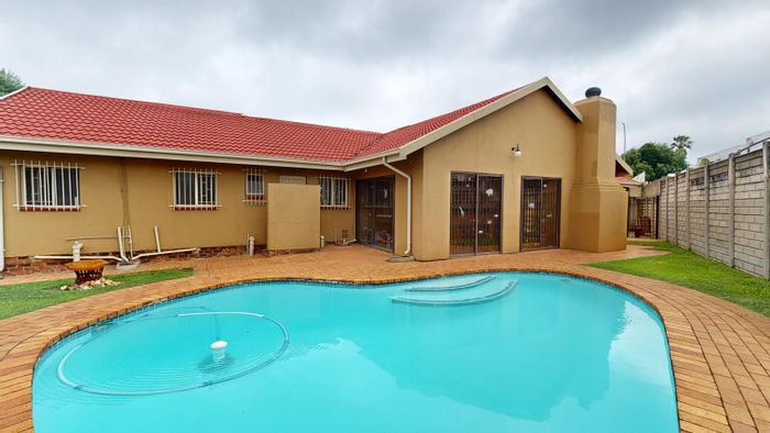 Crystal Park House For Sale: 3 Bedrooms, pool, scullery, entertainment area, double garage.