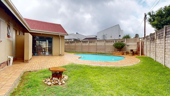 Crystal Park House For Sale: 3 beds, pool, indoor braai, double garage.