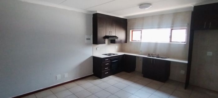 Helderwyk Flat To Rent: 2 Bedrooms, secure living, near schools and amenities.