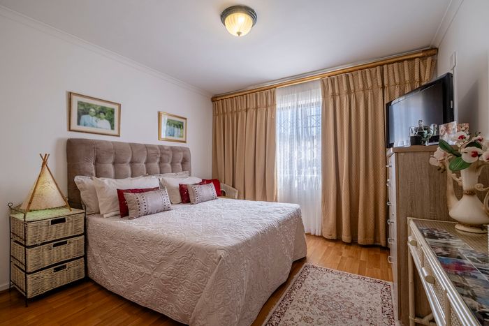 Humewood Townhouse For Sale: Secure complex, beach access, 3 beds, communal park.