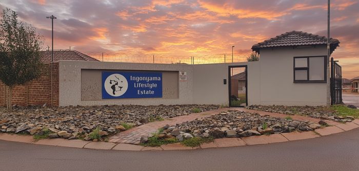 Dawn Park House For Sale: 3 beds, 2 baths, security estate, pet-friendly, convenient location.