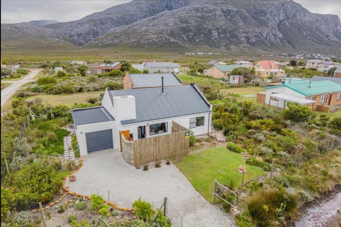 Cottage for sale in Bettys Bay Central, featuring garden, parking, and beach access.