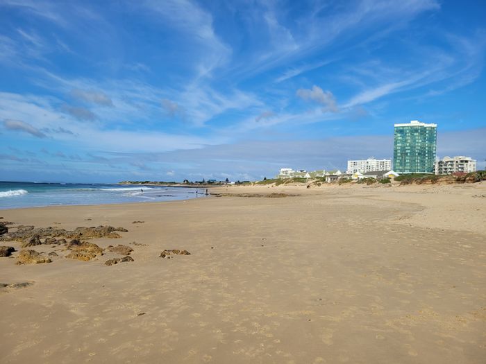 Beachfront Apartment in Summerstrand For Sale: 3 Bedrooms, Secure Parking, Close to Amenities.