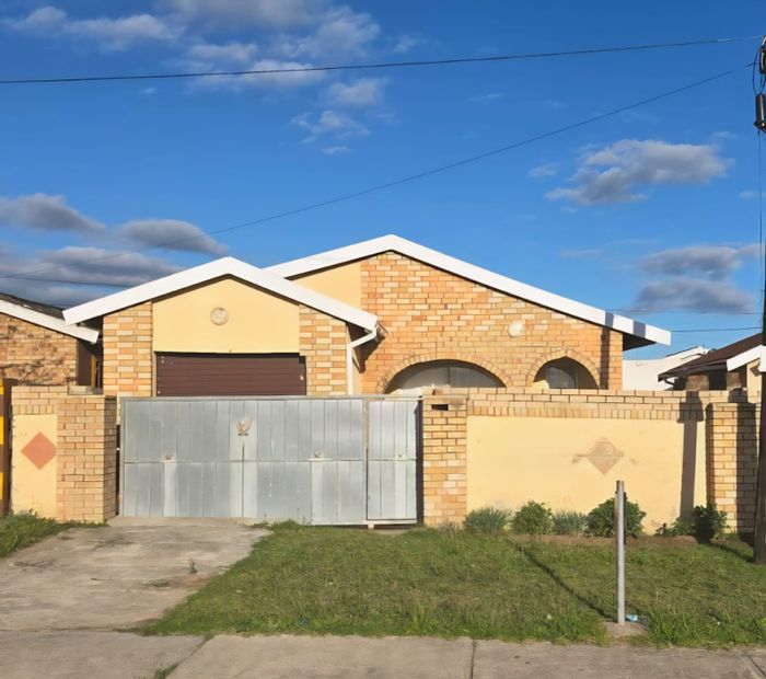 For Sale: House in Mdantsane Nu 17 with 3 bedrooms, garage, and braai area.