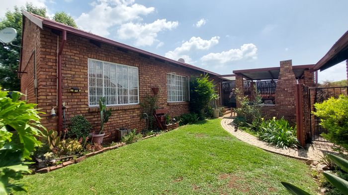 Eldoraigne Townhouse For Sale: 3 beds, 2 baths, double garage, private garden.