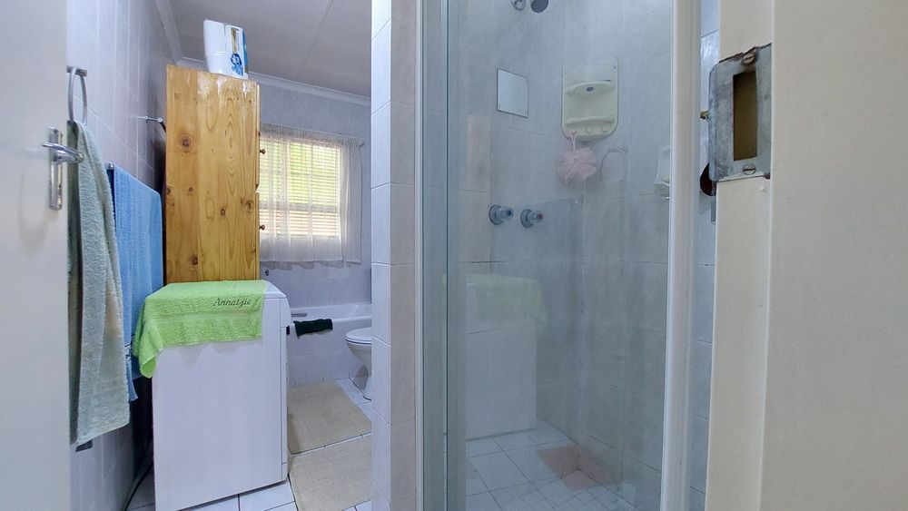 Full en-suite bathroom