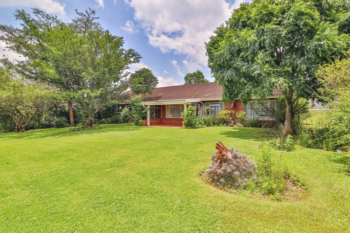 For Sale: House in Amberglen with garage access, large study, and community amenities.