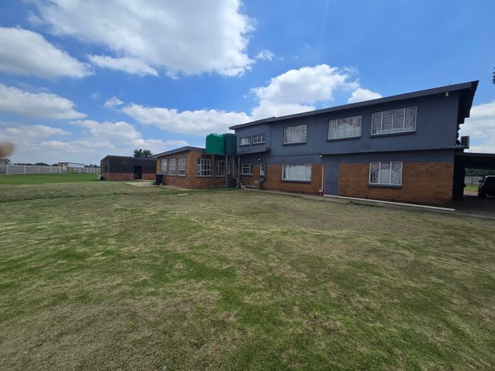 Nanescol House For Sale: 6 bedrooms, pool, guesthouse potential, secure smallholding.