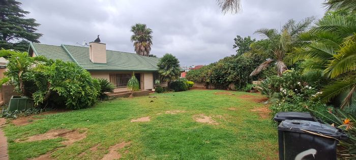 House to Rent in Harmelia: 3 Beds, Pool, Entertainment Area, Secure Parking.
