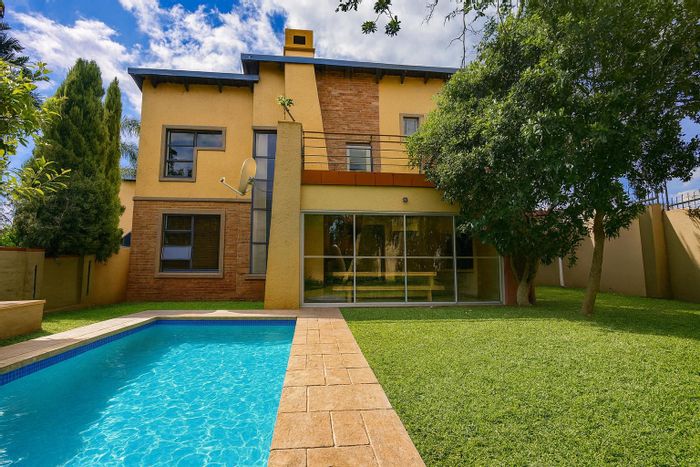 Cashan Townhouse For Sale: Spacious, pet-friendly yard, solar system, heated pool.