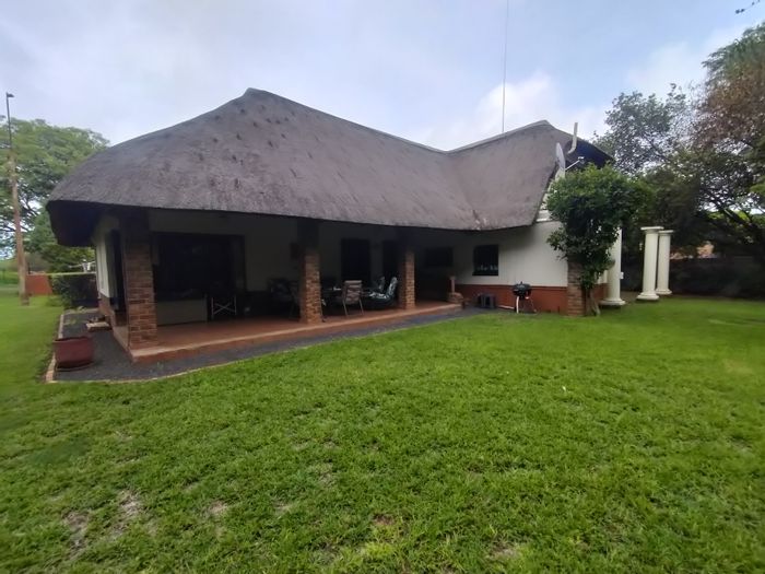 For Sale: Heatherdale AH Small Holding with pool, flat, and expansive garden space.