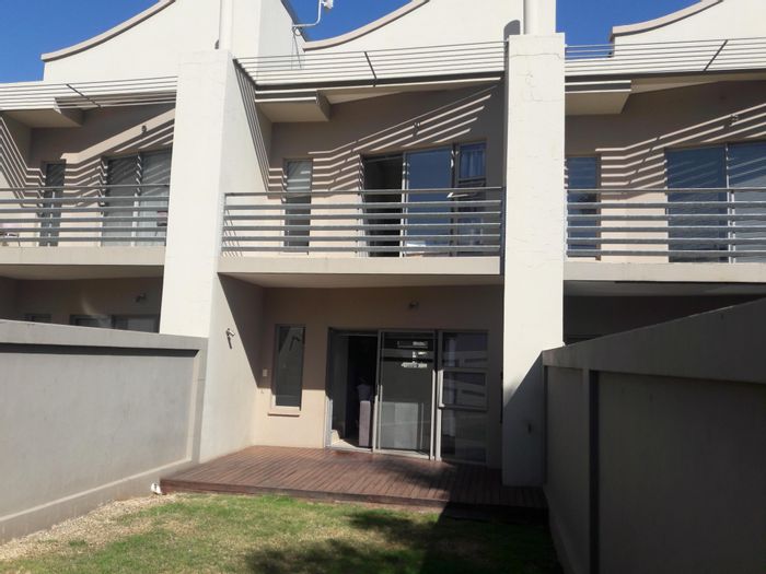 For Sale: Arcadia Townhouse, 2 beds, near University, Loftus Mall, transport routes.