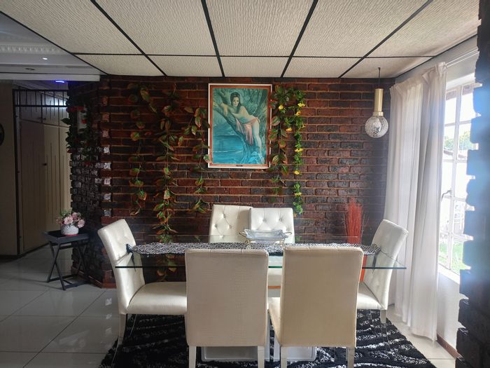 Waldrift Townhouse For Sale: 3 beds, secure courtyard, garage, close to amenities.