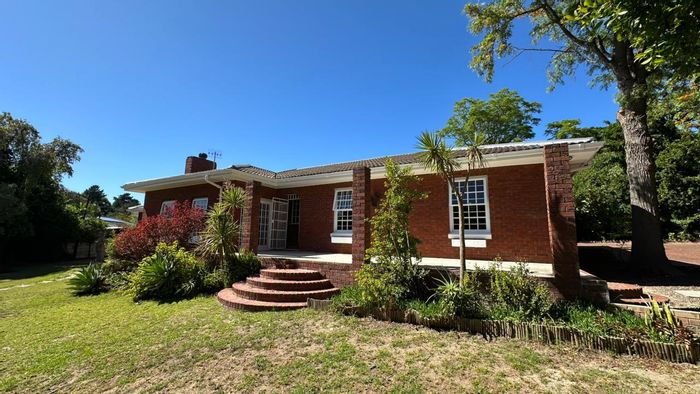 House To Rent in Jonkershoogte: 4 beds, nanny quarters, pet-friendly garden, fibre-ready.