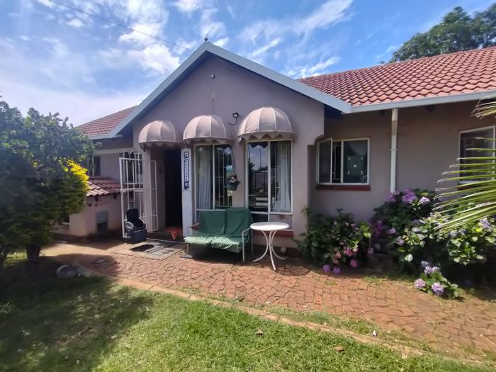 Eldorette House For Sale: 3 Bedrooms, large erf, near schools and shopping.