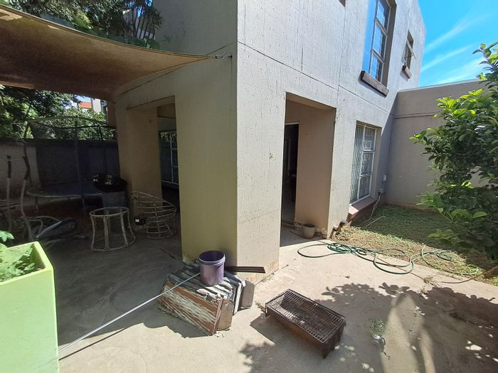 Townhouse To Rent in Vanderbijlpark Central: 3 bedrooms, double garage, low-maintenance garden.