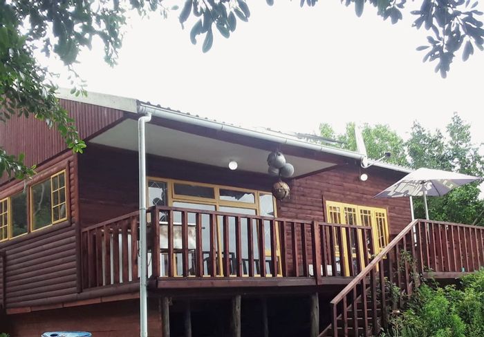 Cintsa East House For Sale: 2 Bedrooms, spacious garden, deck, and covered parking.