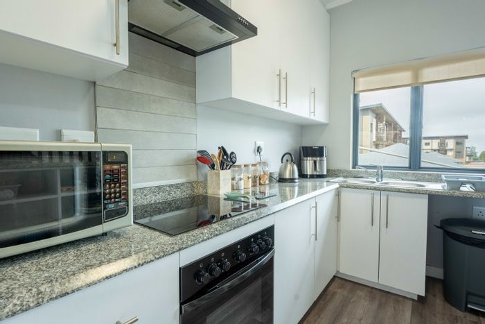 Cotswold Fenns Townhouse For Sale: 2 beds, en-suites, balconies, nature amenities.