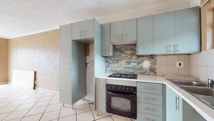 Eveleigh Townhouse For Sale: 2 beds, pool, balcony, secure estate access.