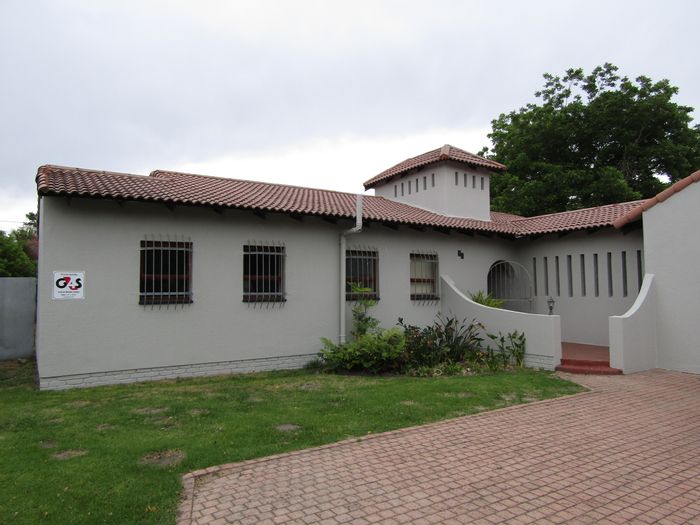 Boskloof House For Sale: 3 bedrooms, braai room, large garage, versatile spaces.
