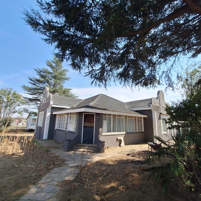 For Sale: House in Villiers with 4 bedrooms, private flat, and outdoor fireplace.