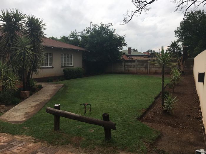 3-bedroom house for sale in Vanderbijlpark CE 6 with spacious yard and parking.