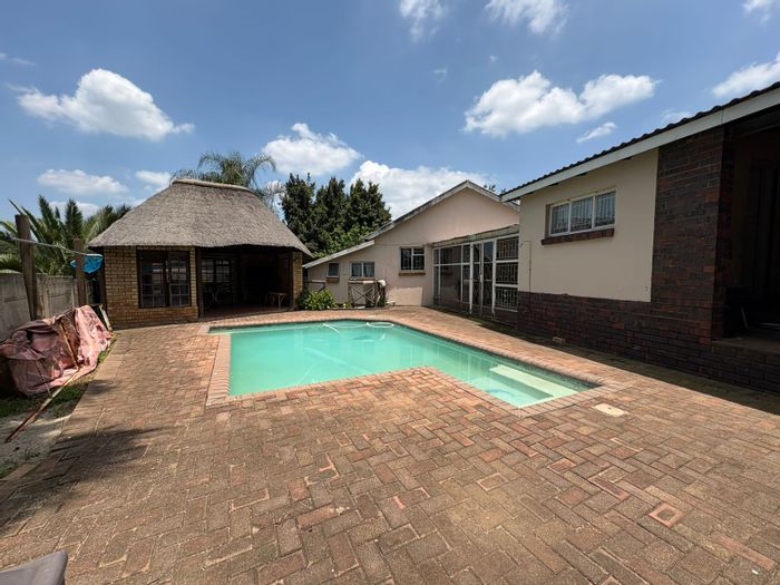 Pioneer Park House For Sale: Pool, large garage, spacious kitchen, and ample storage.