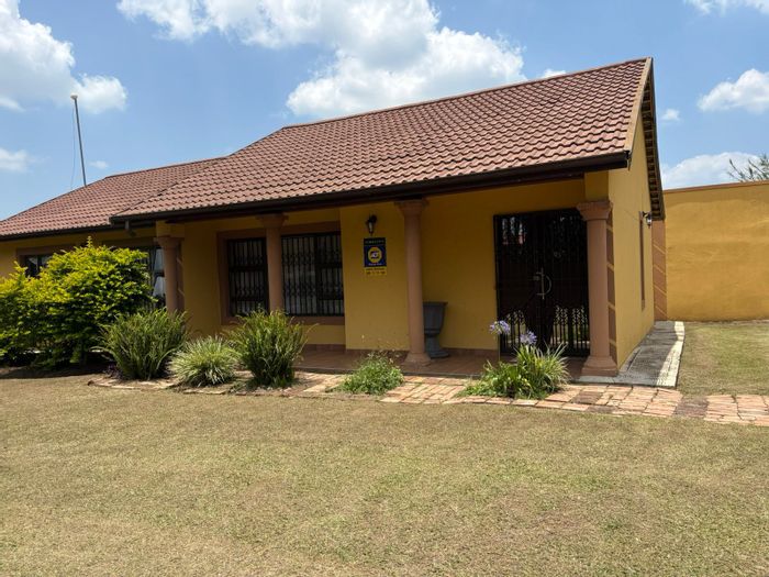 House to Rent in Amajuba Park: 4 bedrooms, garden, outside laundry, carport.