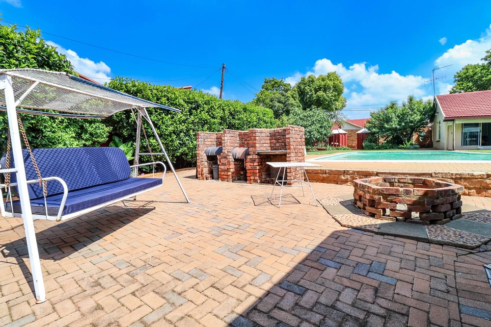 Main house: boma and braai area