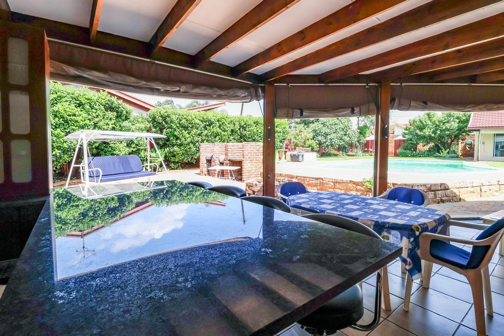 Main house: Covered patio / entertainment area