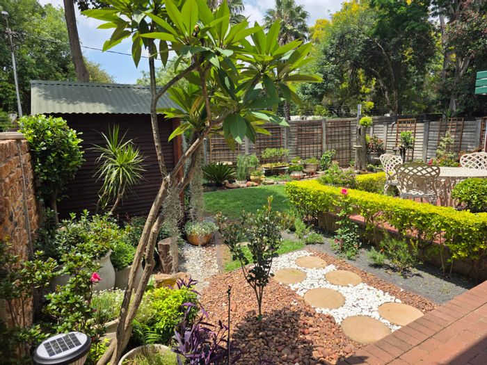 Kilner Park Townhouse For Sale: 3 beds, garden, covered patio, top security.