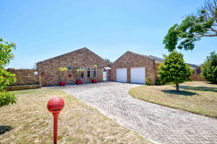 For Sale: Spacious Sherwood house with pool, versatile living areas, and security features.