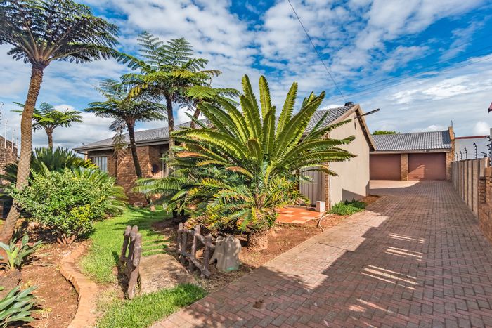 Rant En Dal House For Sale: 3 Bedrooms, spacious kitchen, double garage, ample parking.