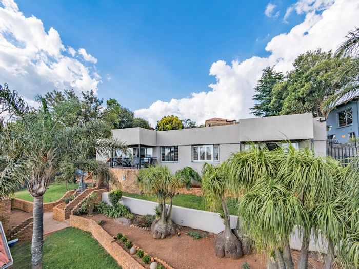 Wilro Park House For Sale: 4 bedrooms, pool, studio flatlet, secure parking.