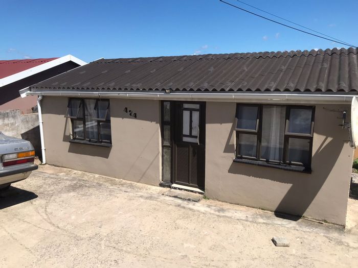 For Sale: 2-Bedroom House in Mdantsane with Fitted Kitchen and Garden.