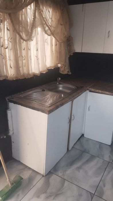 Cottage To Rent in Tulisa Park: 2 beds, borehole water, prepaid electricity.