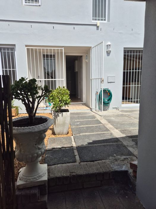 House To Rent in Silverglade: 3 beds, courtyard, sports field access, pet-friendly.