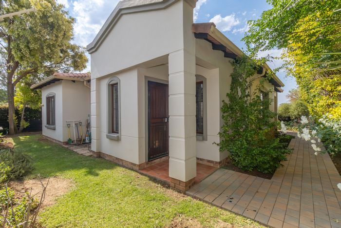 Paulshof Townhouse For Sale: 2 beds, private garden, estate pools, clubhouse, security.