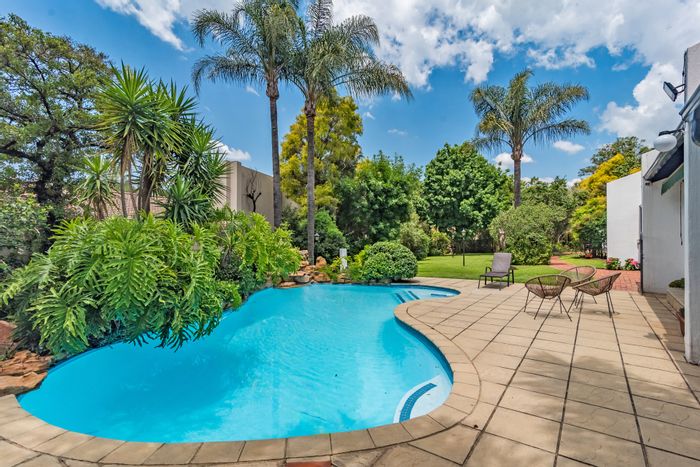 Magaliessig House For Sale: Spacious 5-bedroom home with pool, lapa, and solar features.