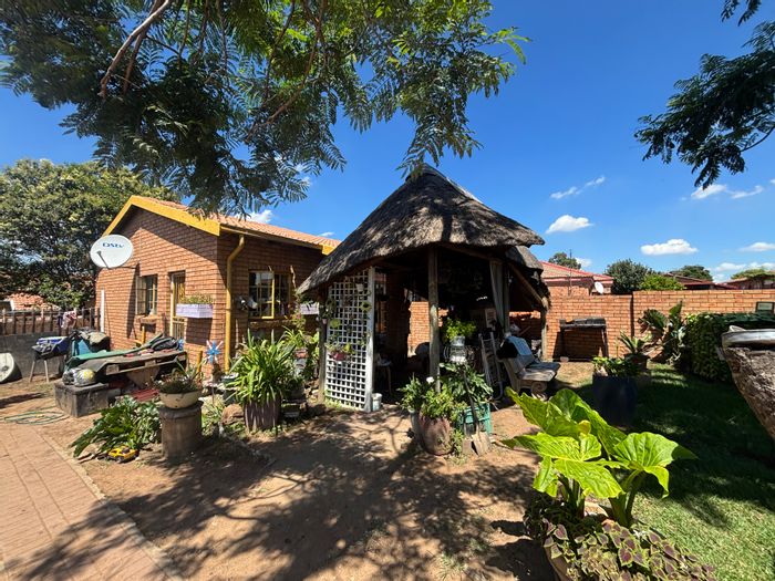 For Sale: House in Tasbet Park with 2 bedrooms, lapa, and parking.