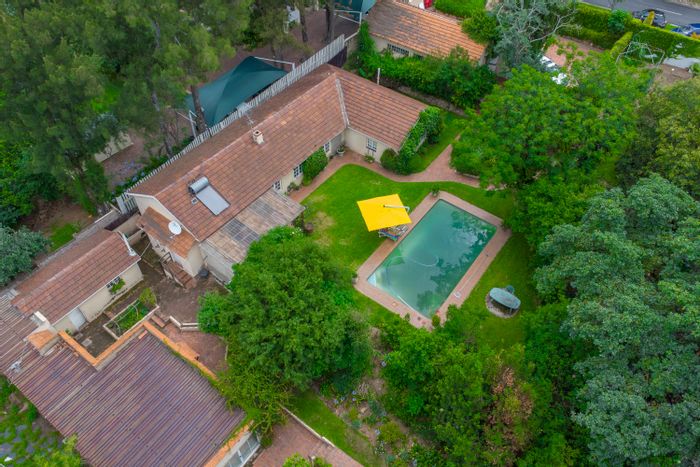 Edenburg House For Sale: 3-bed main house, 2-bed cottage, borehole, large erf.