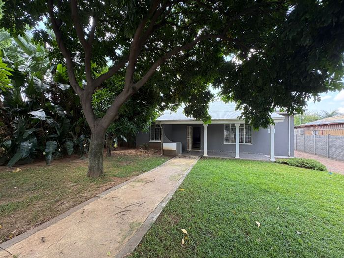 House for Sale in Bo Dorp: Versatile space for residential or office use.