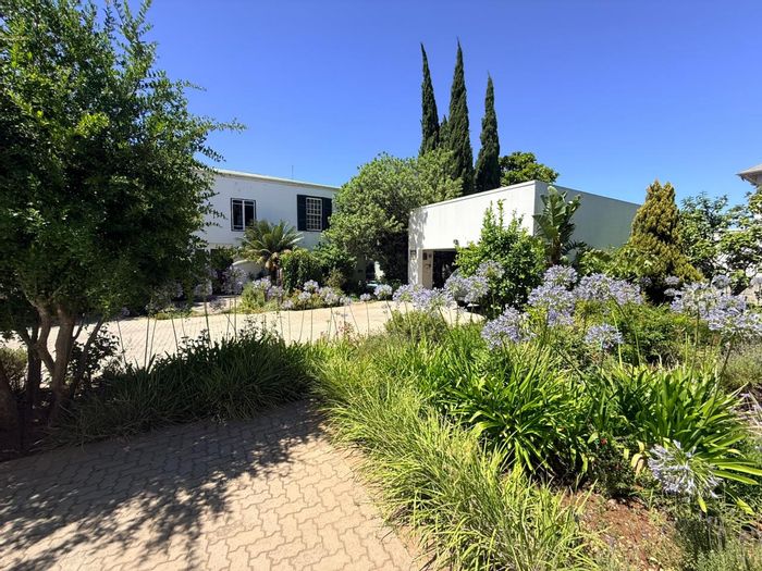 Worcester Central House For Sale: 3 en-suite bedrooms, pool, versatile living spaces.