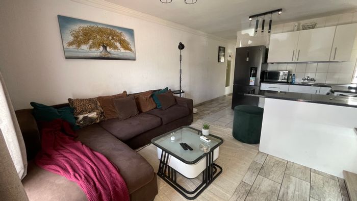 Lyndhurst Apartment For Sale: Pool access, 1 bed, great investment potential.