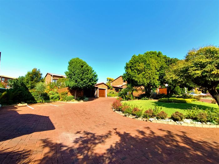 Zwartkop Townhouse For Sale: 3 bedrooms, private gardens, excellent security, prime location.