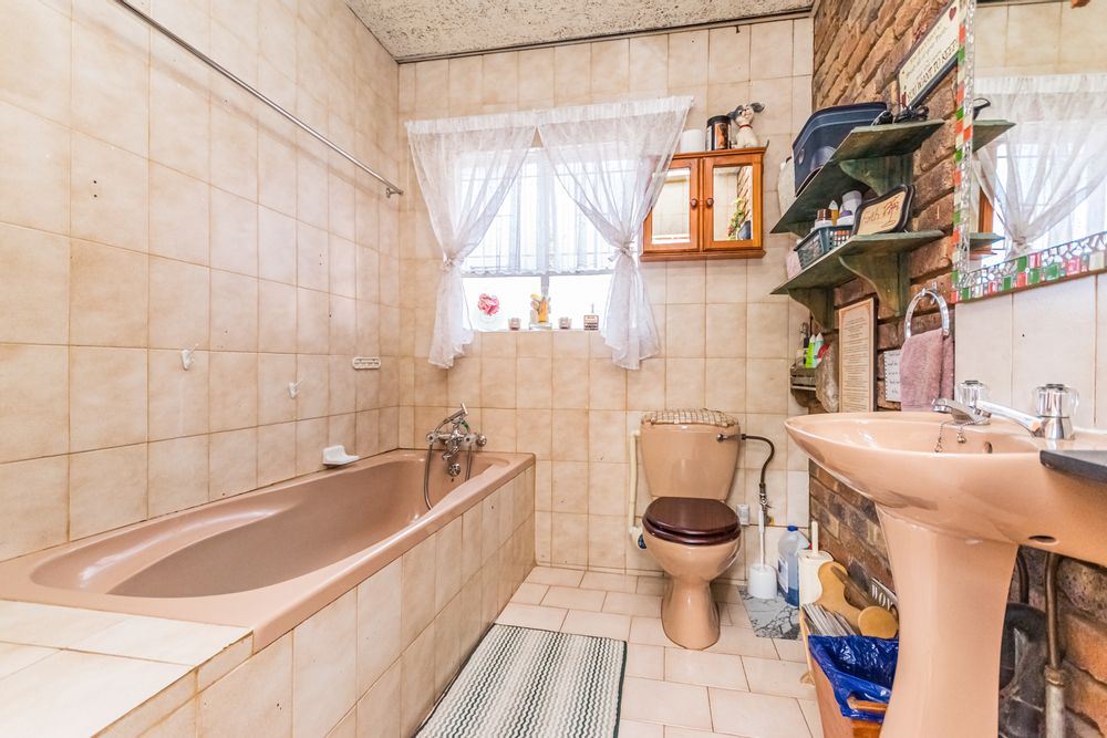 Flatlet 1st bathroom