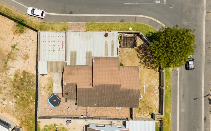 3-bedroom house in Summerville with spacious patio and secure parking, For Sale.