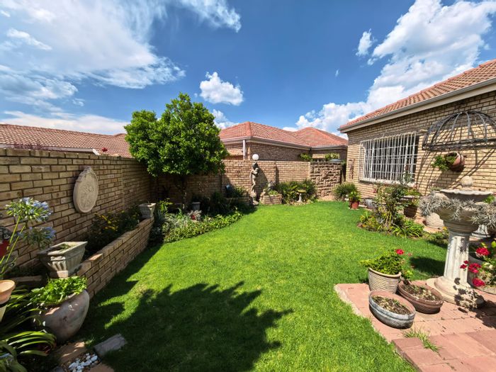 Townhouse For Sale in Parys Central: Open-plan living, double garage, private garden.