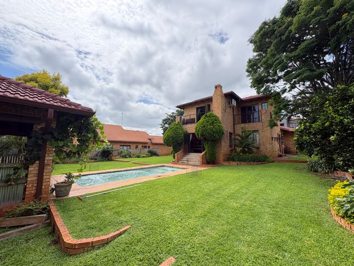 House for Sale in Safari Gardens: 3 beds, pool, solar power, large garden.